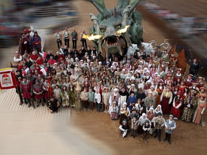 Gruppe von verkleideten Figuren