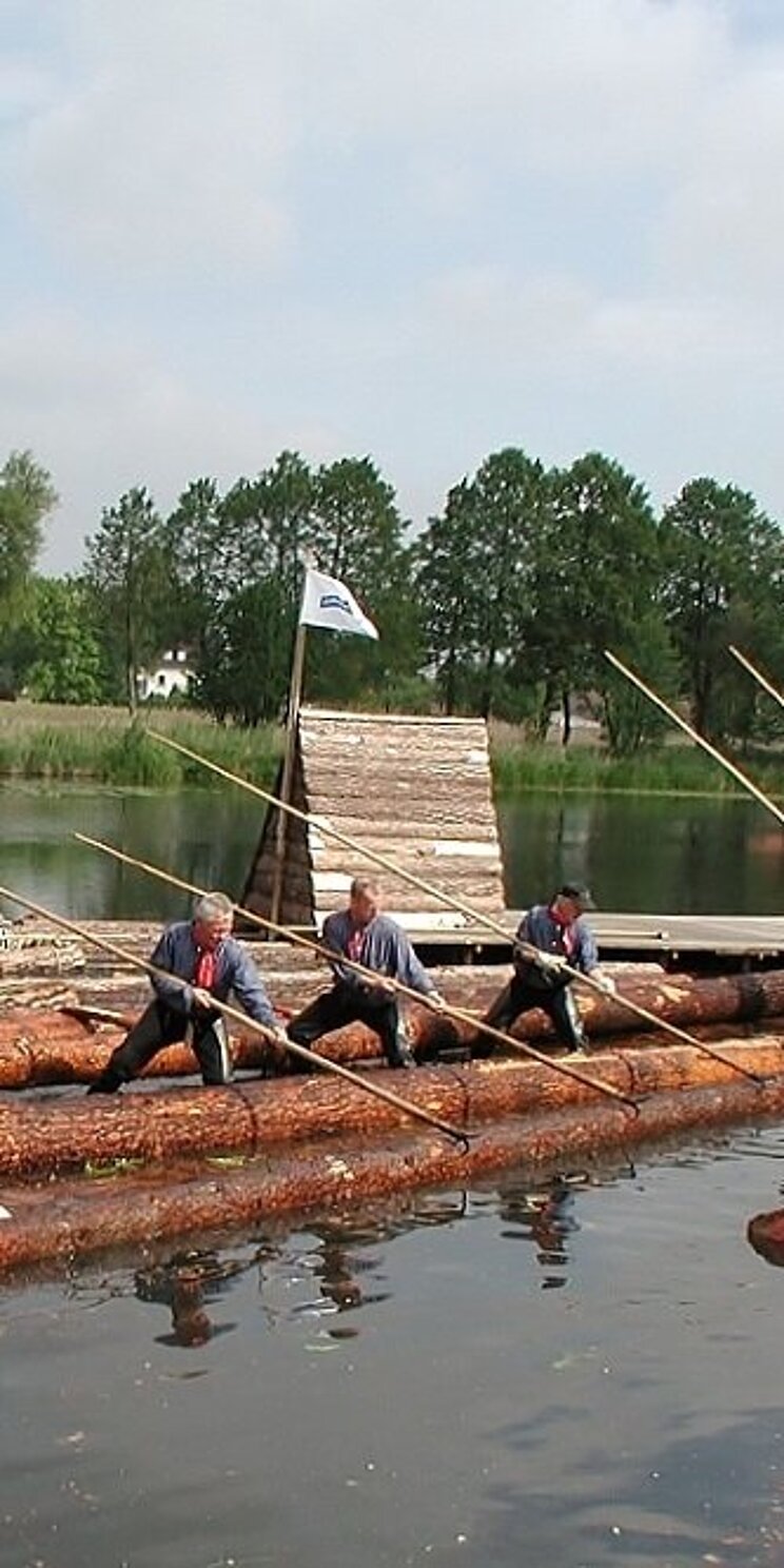 5FLOE_c_Deutsche_Floesserei-Vereinigung5_07 Flößer am flößen