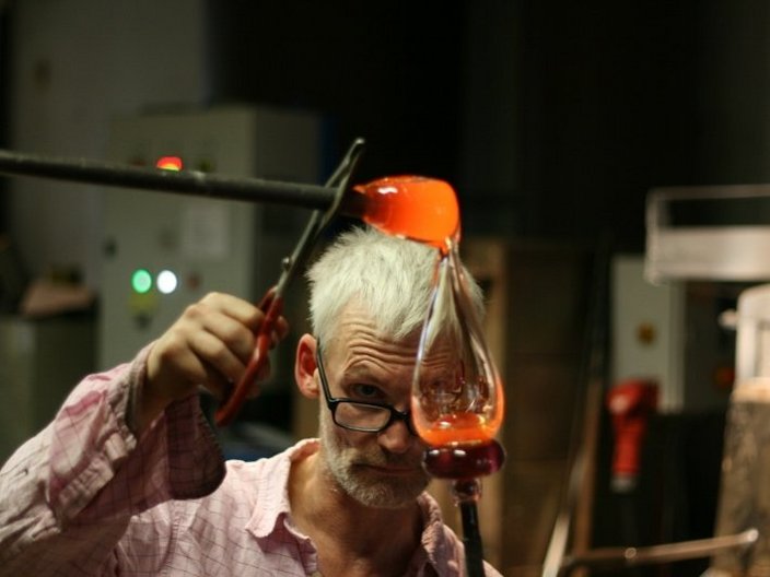 Glasbläser mit Glastropfen