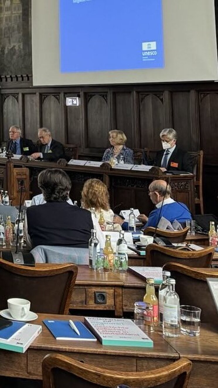 Mitglieder im Ratssaal in Erfurt