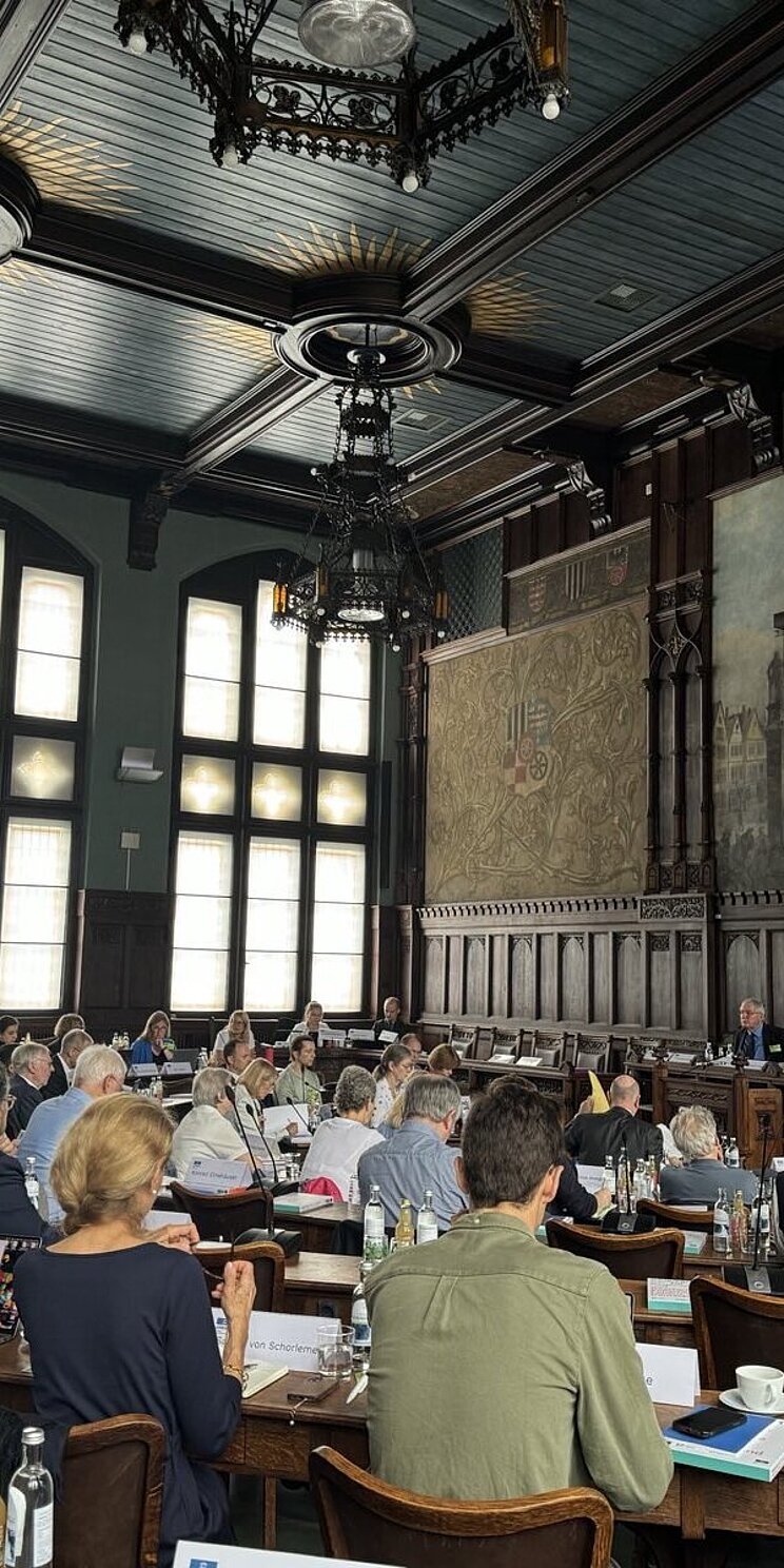 Mitglieder im Ratssaal in Erfurt