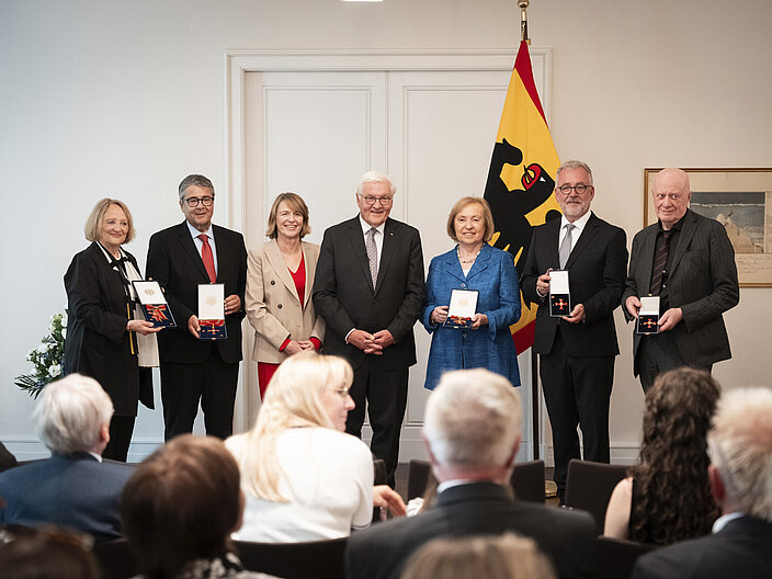 Maria B&ouml;hmer und andere Ausgezeichnete mit ihren Urkunden