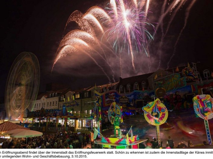 Feuerwerk über einem Straßenfest