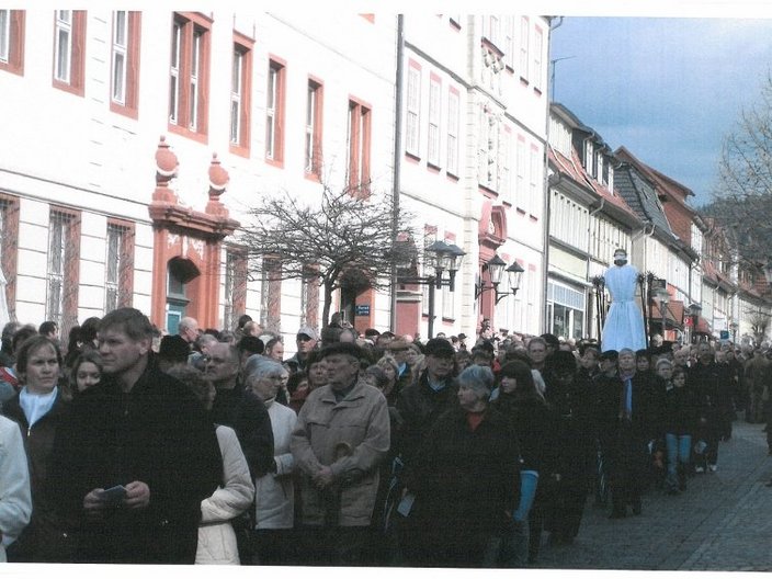 Passanten bei Straßenumzug