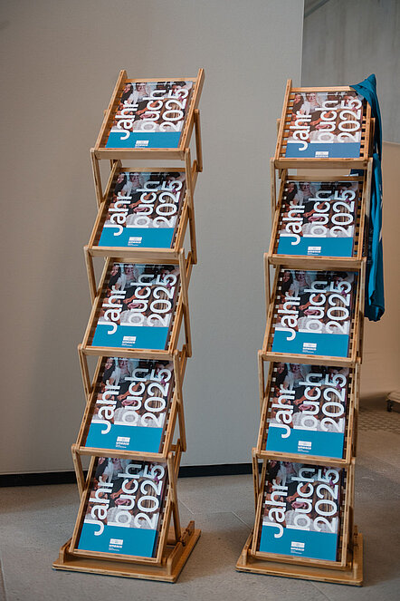 Jahrbuch der Deutschen UNESCO-Kommission Zwei Publikationsständer mit dem Jahrbuch der Deutschen UNESCO-Kommission 2025