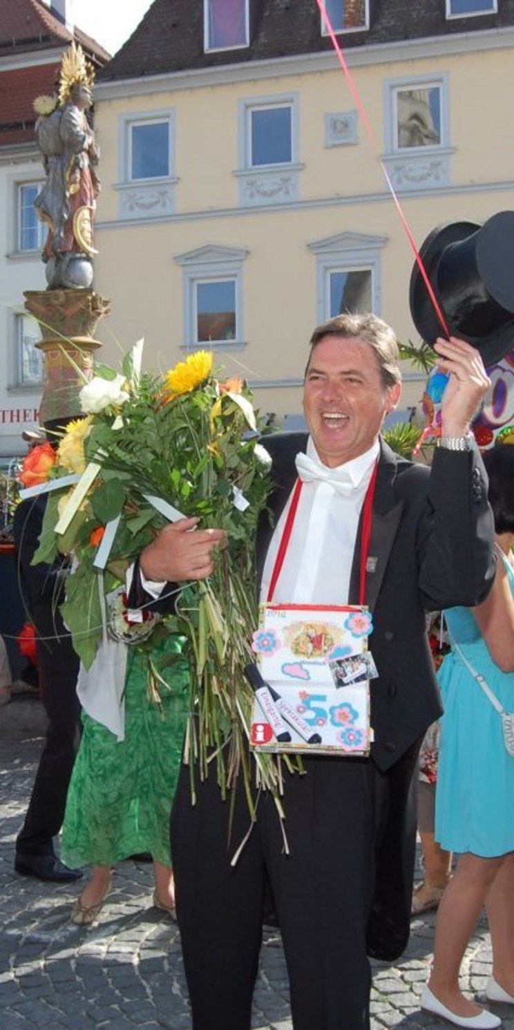 001-BW-GENOSS-FEST-Foto005_Besucher Szene eines Straßenfests