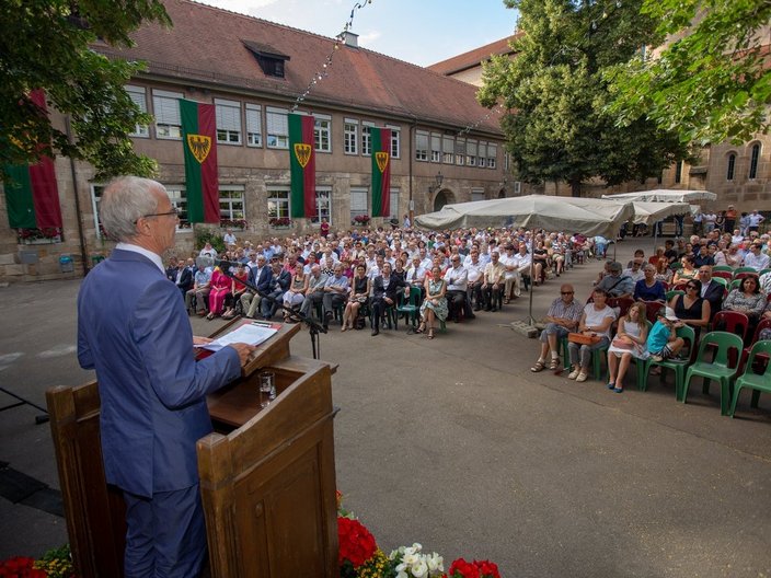 Bürgermeister hält Rede 