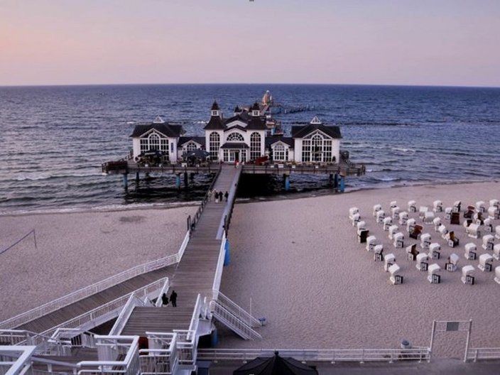 Pavillon Am Strand im Sonnenuntergang