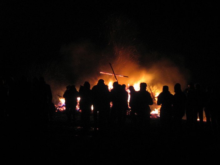 Brennender Holzhaufen bei Nacht