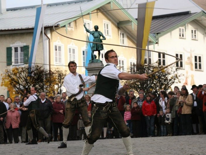 Straßenaufführung in Tracht