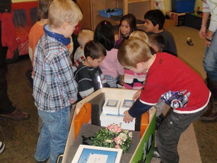 Kinder basteln einen Sarg