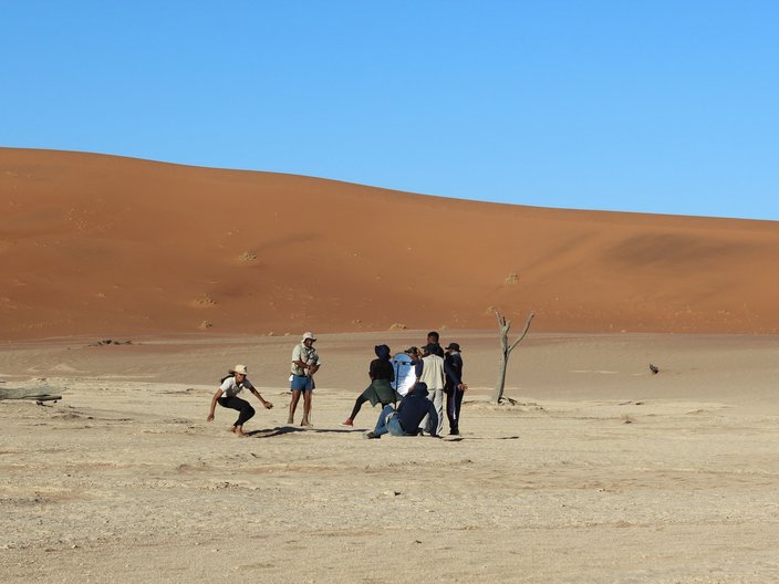 Personen beim Filmen in der Namib-Wüste 