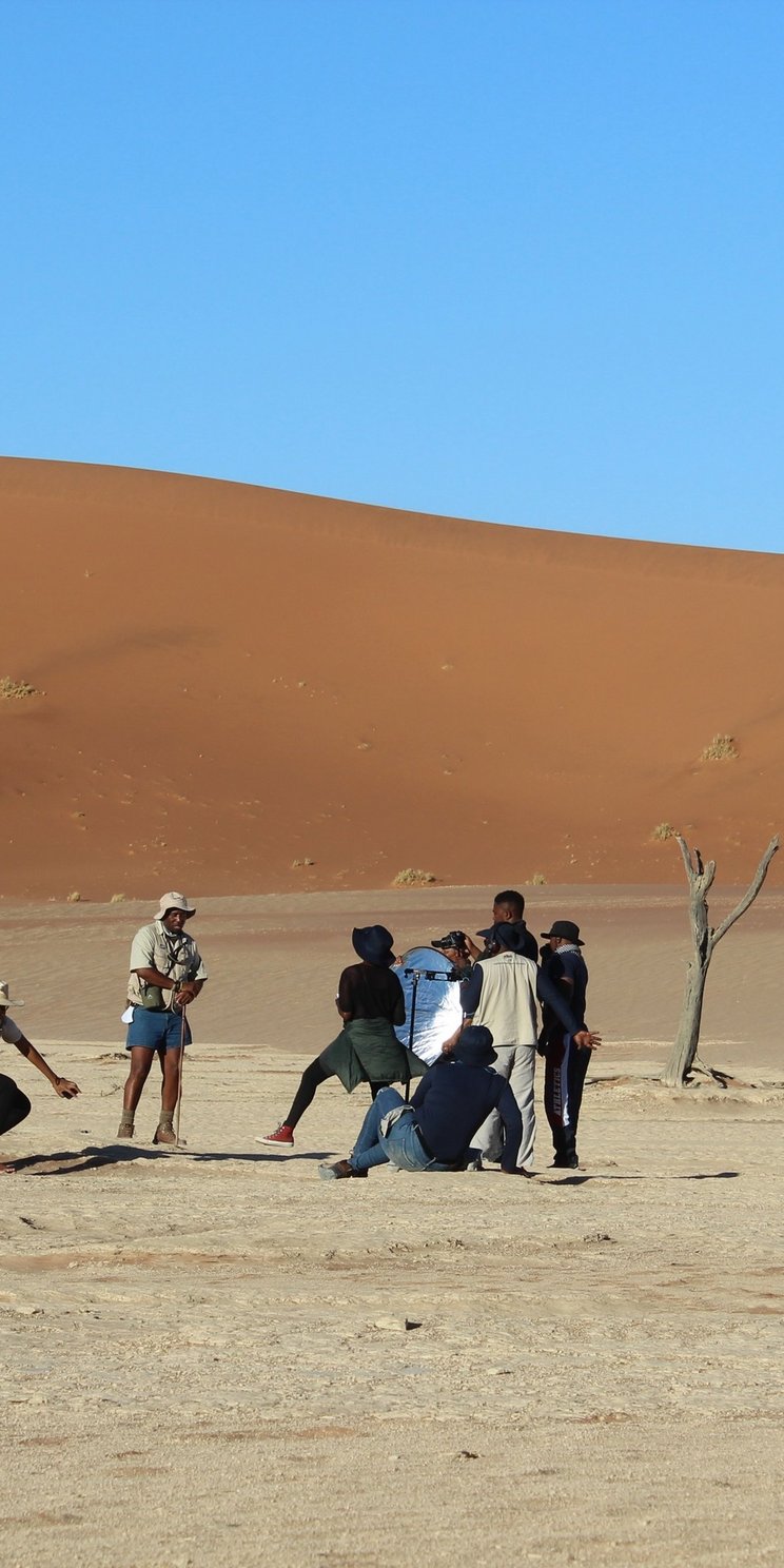 Personen beim Filmen in der Namib-Wüste 