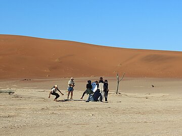 Personen beim Filmen in der Namib-Wüste 