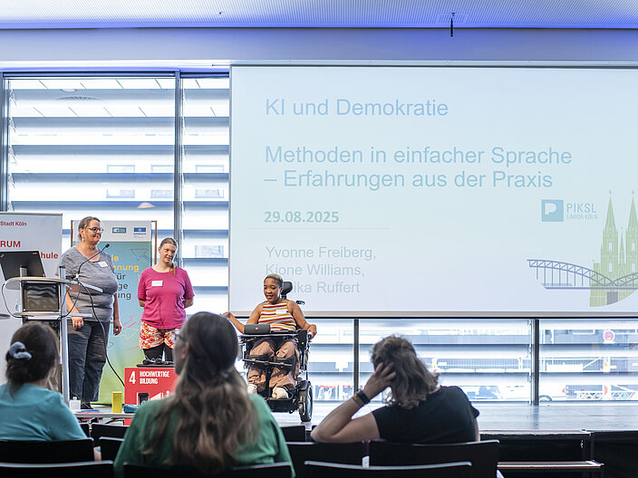Workshopleitende des PIKSL Labor Köln auf der Bühn