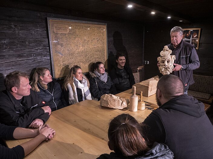 Gruppe von Personen sitzen um einen Tisch