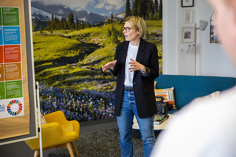 Auf diesem Foto ist eine Frau des Berufsbildungswerkses bei einem Vortrag zu sehen