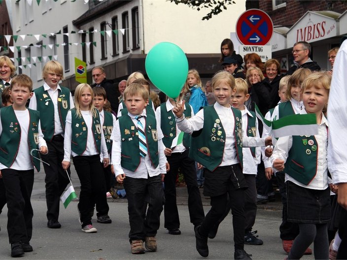 Kinder bei einem Straßenumzug