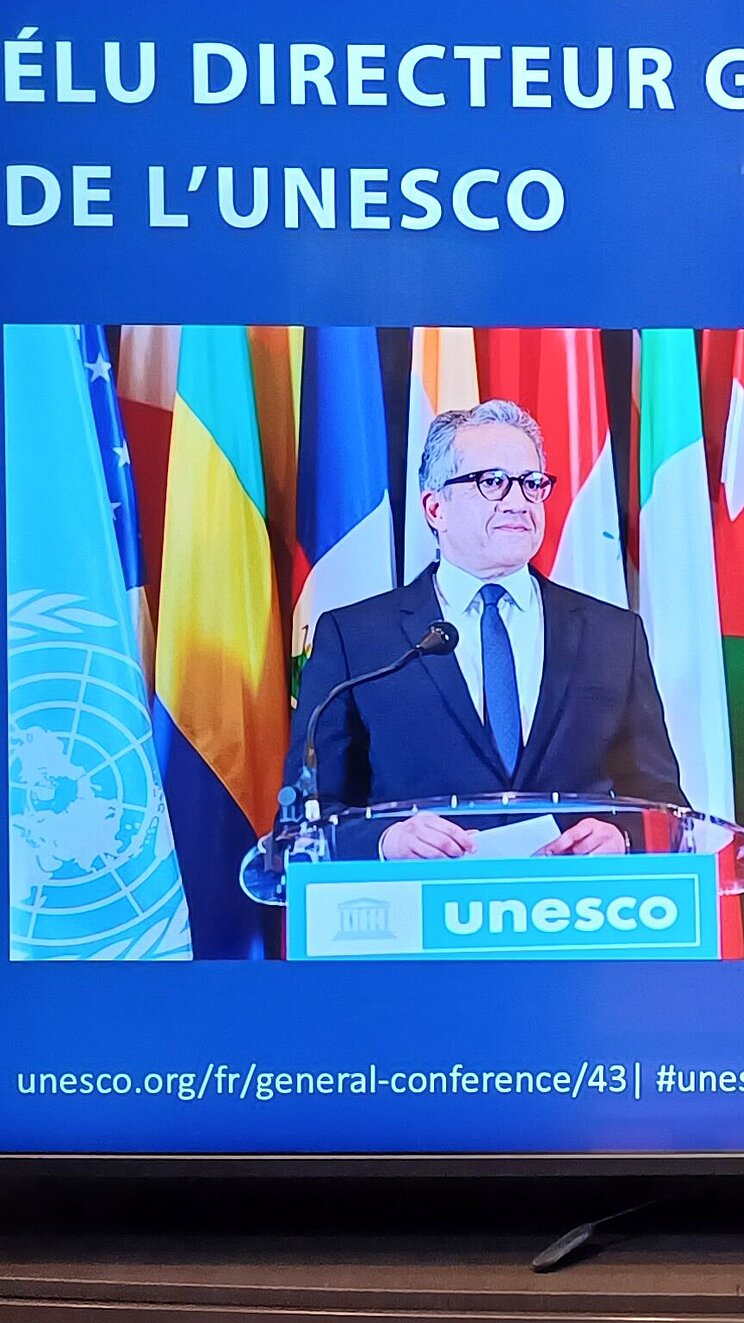 Wahl von El-Enany zum UNESCO-Generaldirektor Ein großer Bildschirm bei der Generalkonferenz auf dem die Wahl von El-Enany zum UNESCO-Generaldirektor zu sehen ist