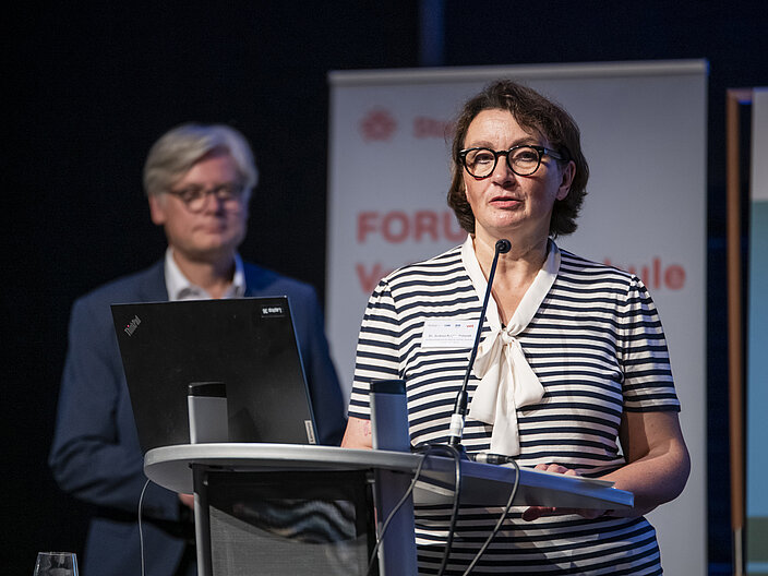 BNE Auszeichnung Köln ARP Auf diesem Foto ist Frau Andrea Ruyter-Petznek am Rednerpult zu sehen