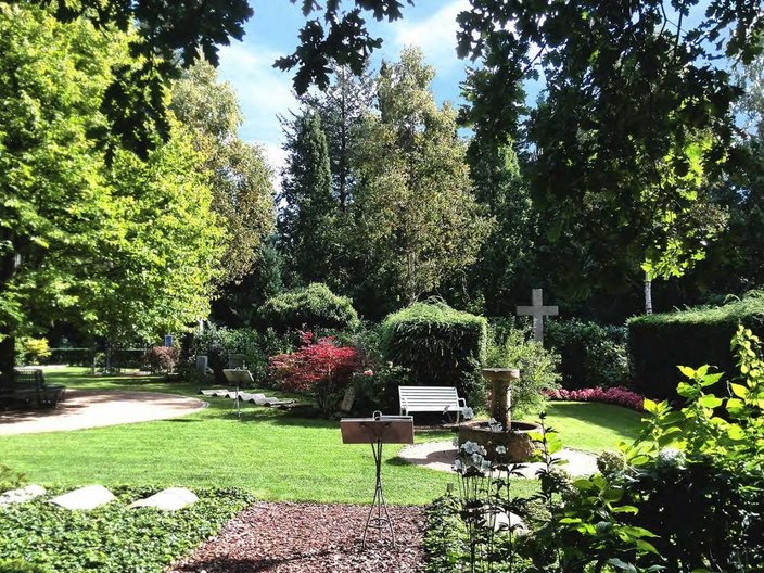 Bewaldeter Friedhof