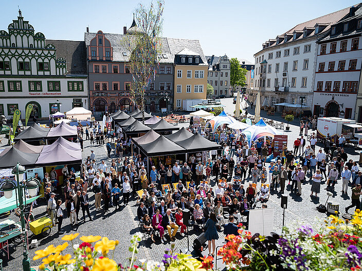 Blick auf den Welterbemarkt anlässlich der Eröffnung des UNESCO-Welterbetags 2023 in Weimar