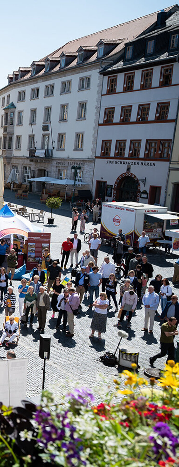 Blick auf den Welterbemarkt anlässlich der Eröffnung des UNESCO-Welterbetags 2023 in Weimar