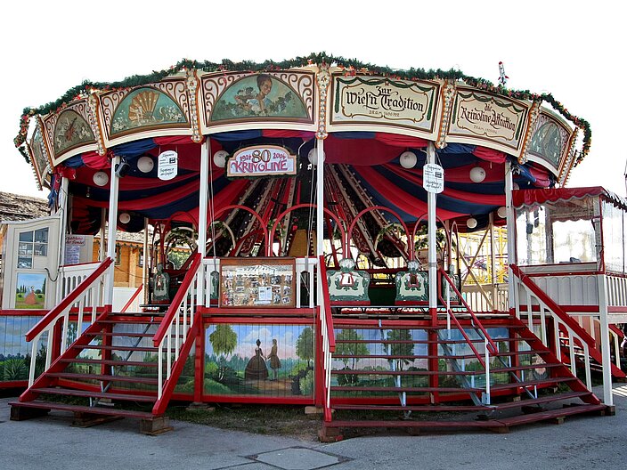 Das Karussell Krinoline wurde Ende des 19. Jahrhunderts gebaut. Die Krinoline erfreut nach wie vor viele BesucherInnen aus der ganzen Welt.
