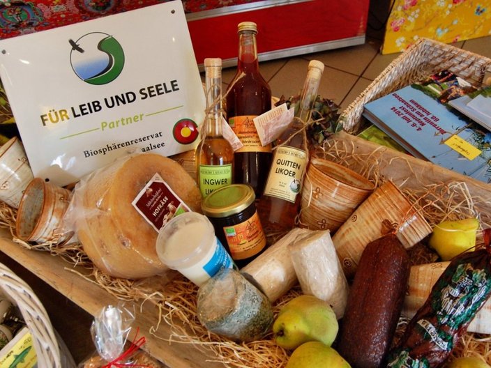 Korb mit verschiedenen Lebensmiteln