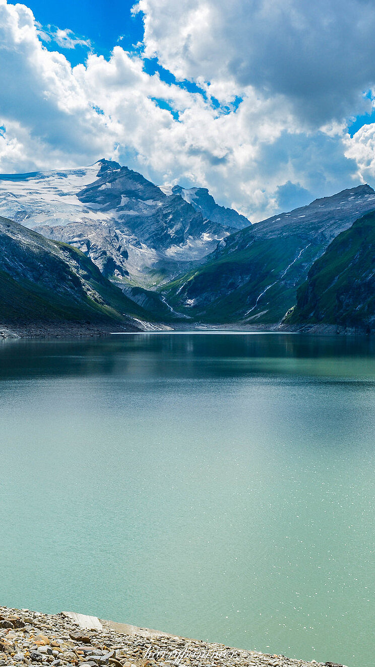 See vor Alpen-Gipfeln in Kaprun, Österreich.