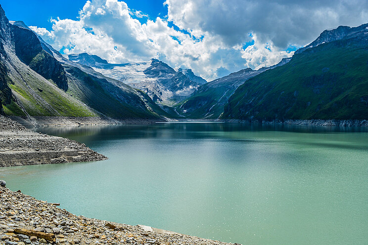 UN-Weltwasserbericht 2025: Gebirge und Gletscher in Gefahr See vor Alpen-Gipfeln in Kaprun, Österreich.