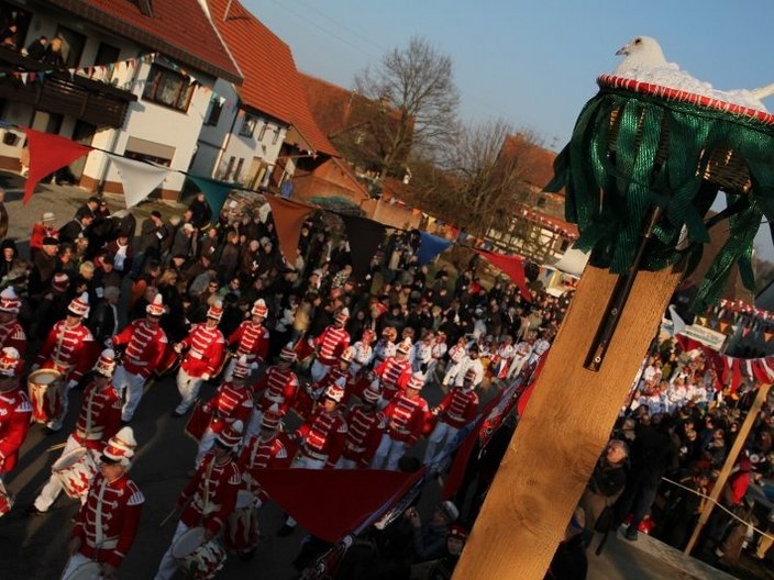 Festumzug in bunten Kostümen und Uniformen