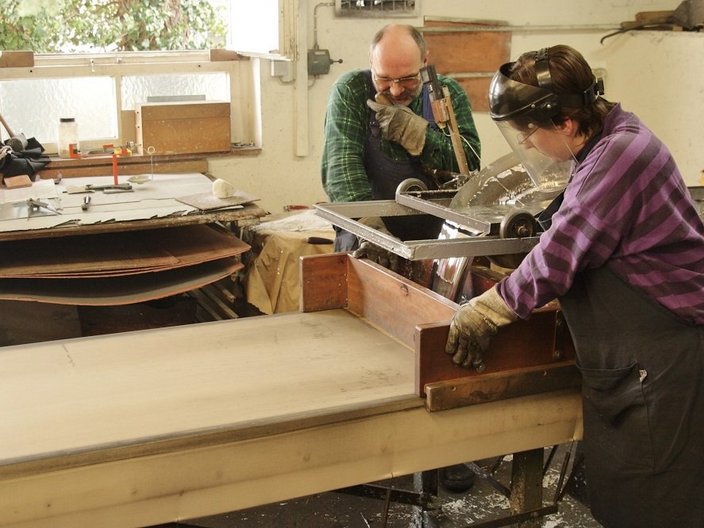 Eine Orgelbauerin in ihrer Werkstatt