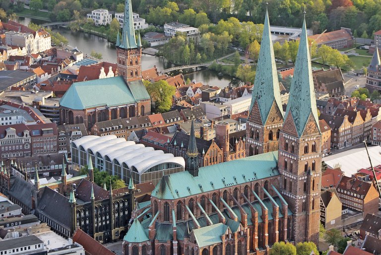 Lübeck, Altstadt Blick auf die Altstadt mit den Kirchen St. Marien und St. Petri