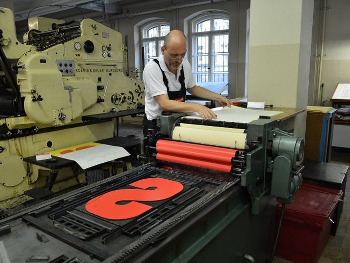 Drucker an einer Druckmaschine