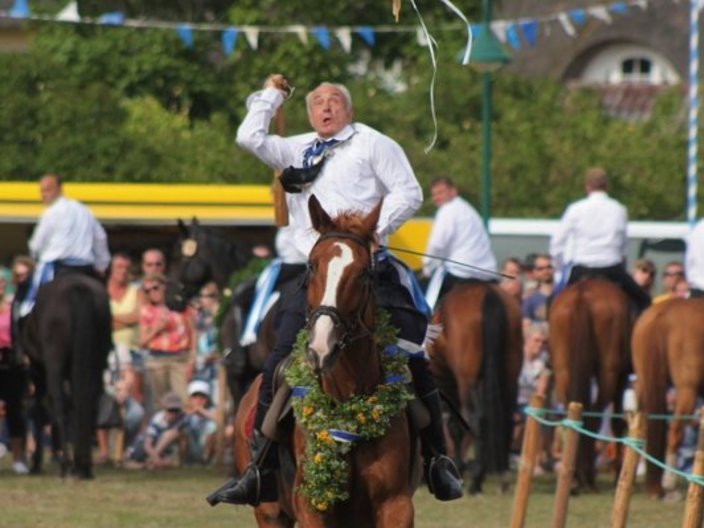 Reiter während eines Schauspiels