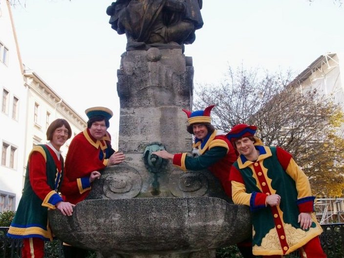 Gruppe von verkleideten Personen