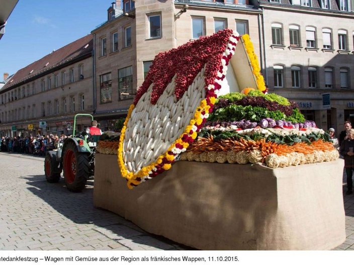 Straßenumzug mit blumengeschmückten Wagen