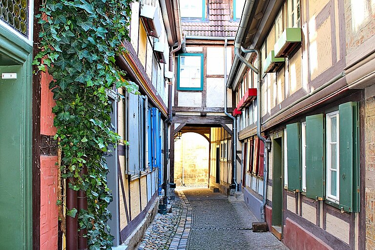 Quedlinburg, Gasse und Fachwerkhäuser Fachwerkhäuser in einer Gasse in Quedlinburg