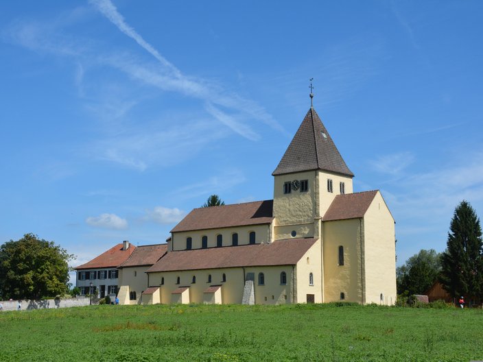 Blick auf die Kirche St. Georg auf der Klosterinsel Reichenau