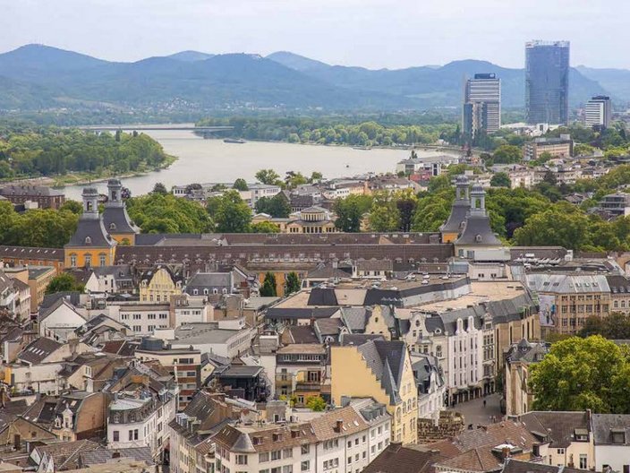 Ansicht der UNESCO-Learning City Bonn mit dem Siebengebirge im Hintergrund