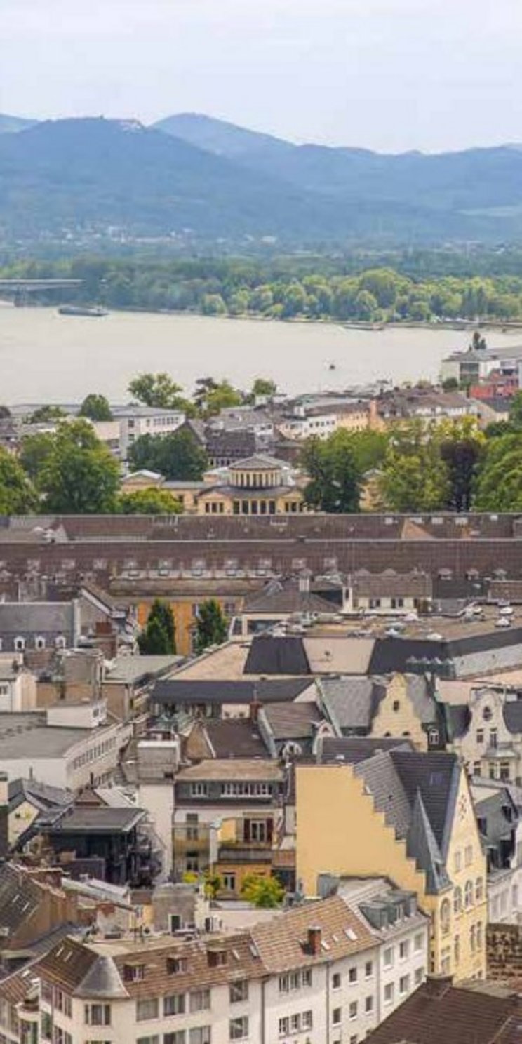 Ansicht der UNESCO-Learning City Bonn mit dem Siebengebirge im Hintergrund