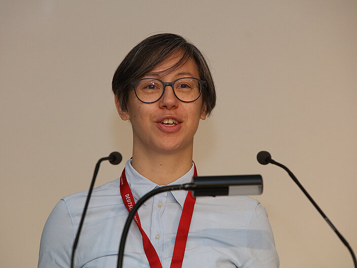 Dr. Angela Huang, Leiterin der Forschungsstelle für die Geschichte der Hanse und des Ostseeraums (FGHO) am Europäischen Hansemuseum in Lübeck, bei der Konferenz "Zugang gestalten" am 23.10.2025 in Leipzig.