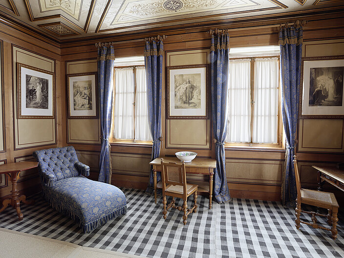 Schön eingerichtetes Fremdenzimmer im Königshaus am Schachen