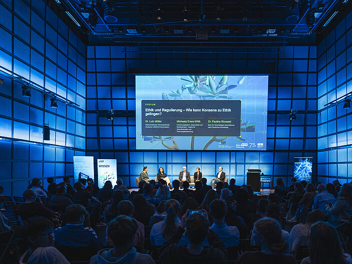 Paneltalk zu Ethik für Innovationen auf der Regionalkonferenz in Karlsruhe Paneltalk zu Ethik für Innovationen auf der Regionalkonferenz in Karlsruhe in einem großem Saal mit Publikum