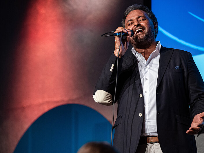 AUf diesem Foto ist das BNE-Preis Jurymitglied Fetsum Sebhat zu sehen.