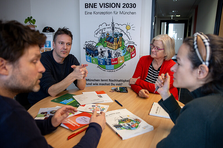 auf diesem Foto sind Akteurinnen und Akteure der Landeshauptstadt M&uuml;nchen bei einem Meeting zu sehen 