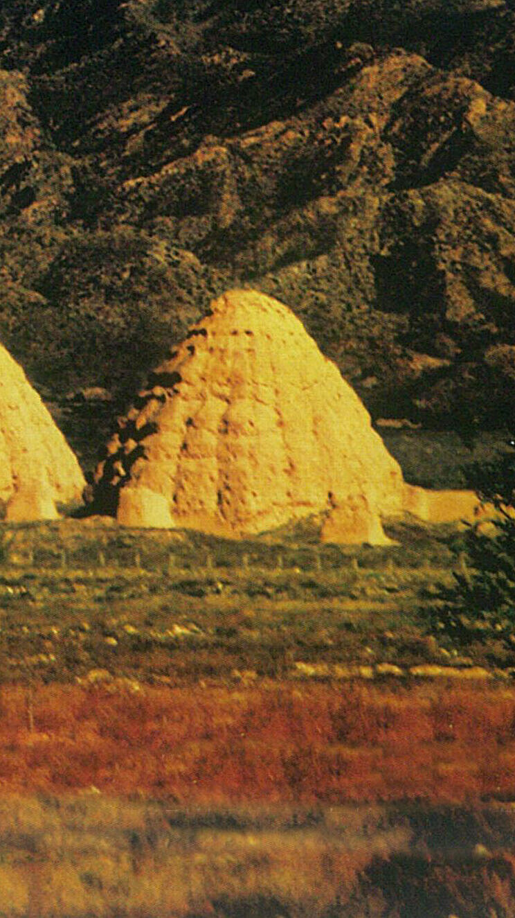 Blick auf die hügelhaften Kaiserlichen Grabstätten der Westlichen Xia-Dynastie 