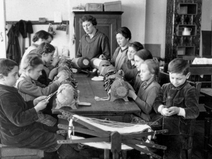 Gruppe beim Handarbeiten