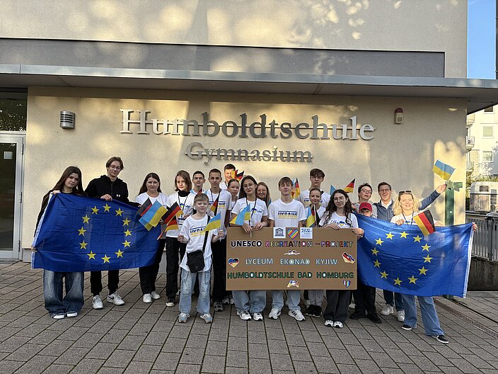 Willkommen im Recreation-Projekt © Humboldtschule Bad Homburg Eine gruppe ukrainischer Jugendlicher steht vor der Humboldtschule Bad Homburg